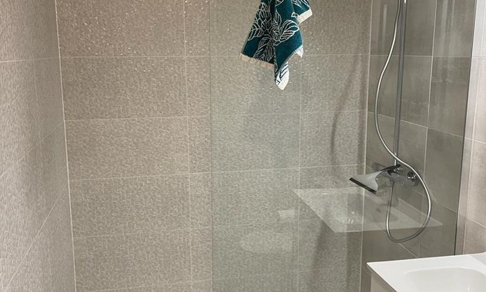 Douche à l’italienne et salle de bain rénovée