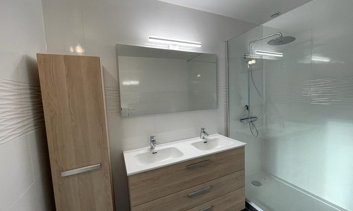 Salle d’eau rénovée avec meuble vasque et douche